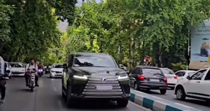 تقابل کالابرگ با لکسوسهای ۱۱۰ میلیاردی؛ هشدار سقوط قشر متوسط به زیر خط فقر تقابل کالابرگ با لکسوسهای ۱۱۰ میلیاردی؛ هشدار سقوط قشر متوسط به زیر خط فقر