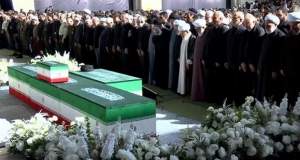 اقامه نماز بر پیکرهای مطهر رهبر شهید و خانواده ایشان به امامت آیت‌الله سبحانی